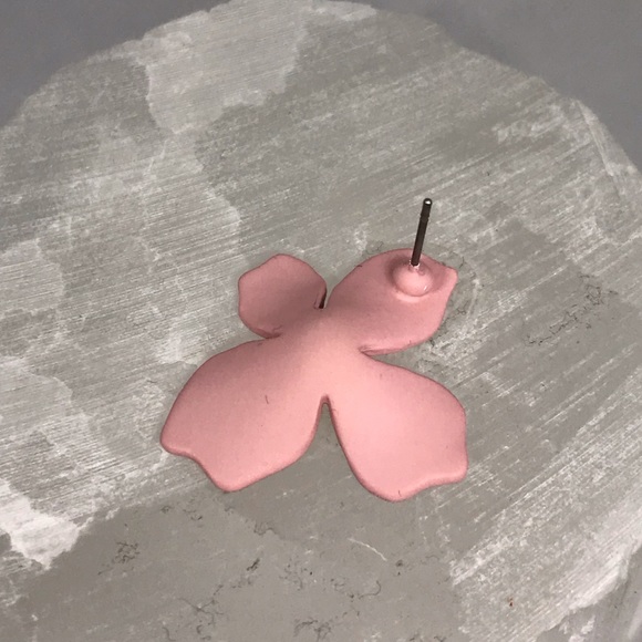 NEW 🌸 Delicate pink flower petal stud earring - Picture 4 of 5